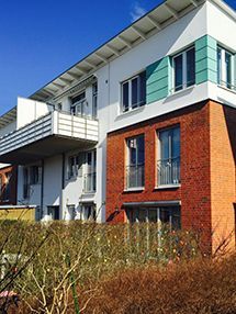 ein großes Backsteingebäude mit vielen Fenstern und Balkonen.