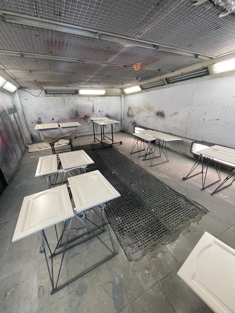 ein Raum voller weißer Tische und Stühle.