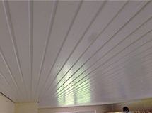 eine Nahaufnahme einer weißen Decke in einem Raum.