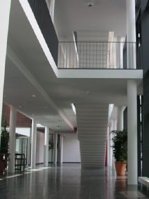 ein großes Gebäude mit einer Treppe, die in den zweiten Stock führt