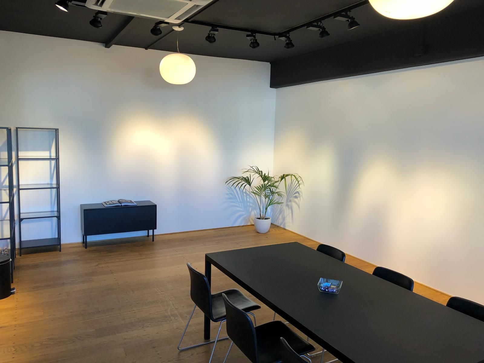 Es gibt einen Tisch und Stühle im Zimmer.