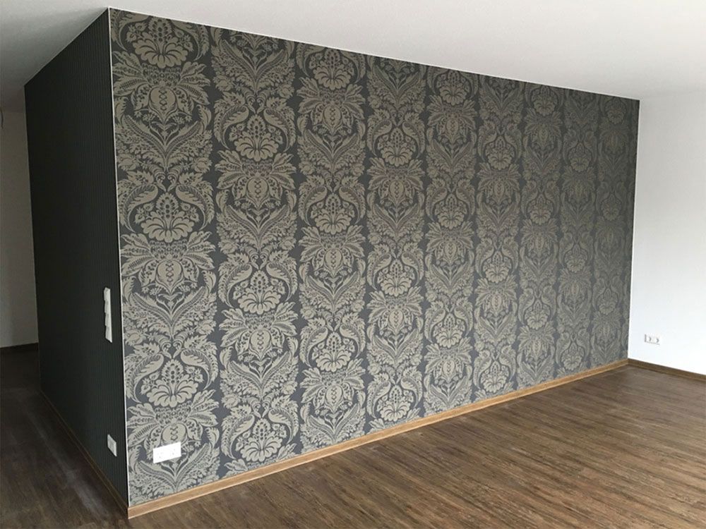 Es gibt eine große Wand mit einem Muster darauf.