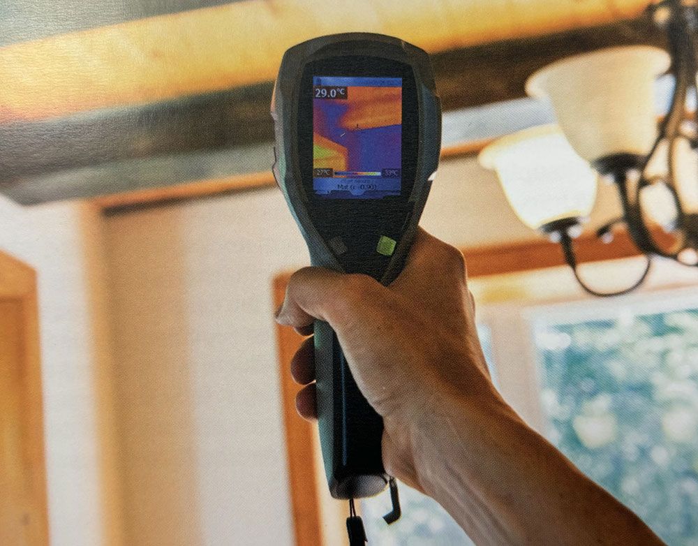 Eine Person hält eine Wärmebildkamera in der Hand
