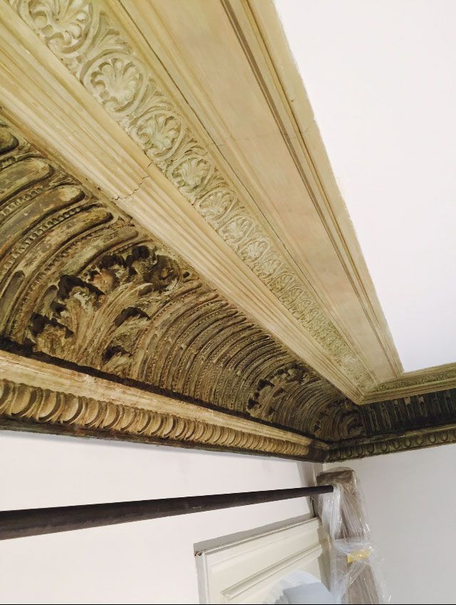 Eine Nahaufnahme einer Decke mit einer Leiste darauf