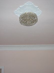 Ein Kronleuchter hängt von der Decke eines Raumes.