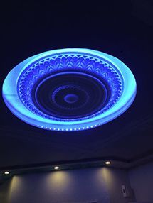 Ein blaues Licht scheint an die Decke eines Raumes.