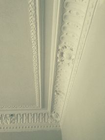 Eine Nahaufnahme einer weißen Decke mit einer Leiste darauf.