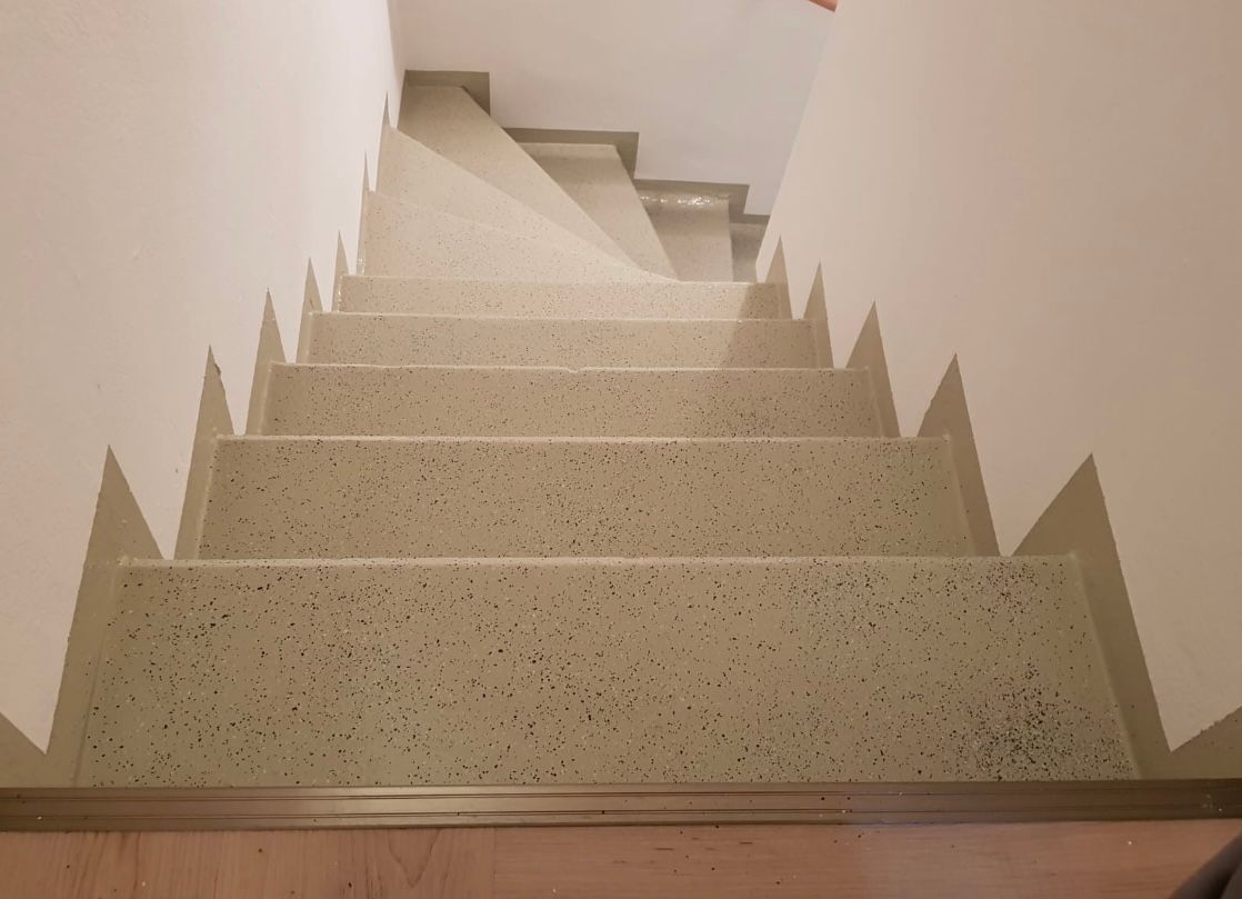 eine Treppe, die in den zweiten Stock eines Hauses führt.