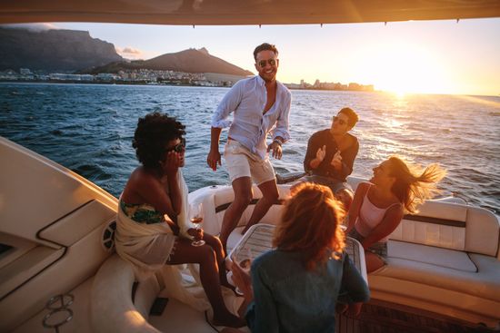 Groupe de personnes d'amusants sur un bateau 
