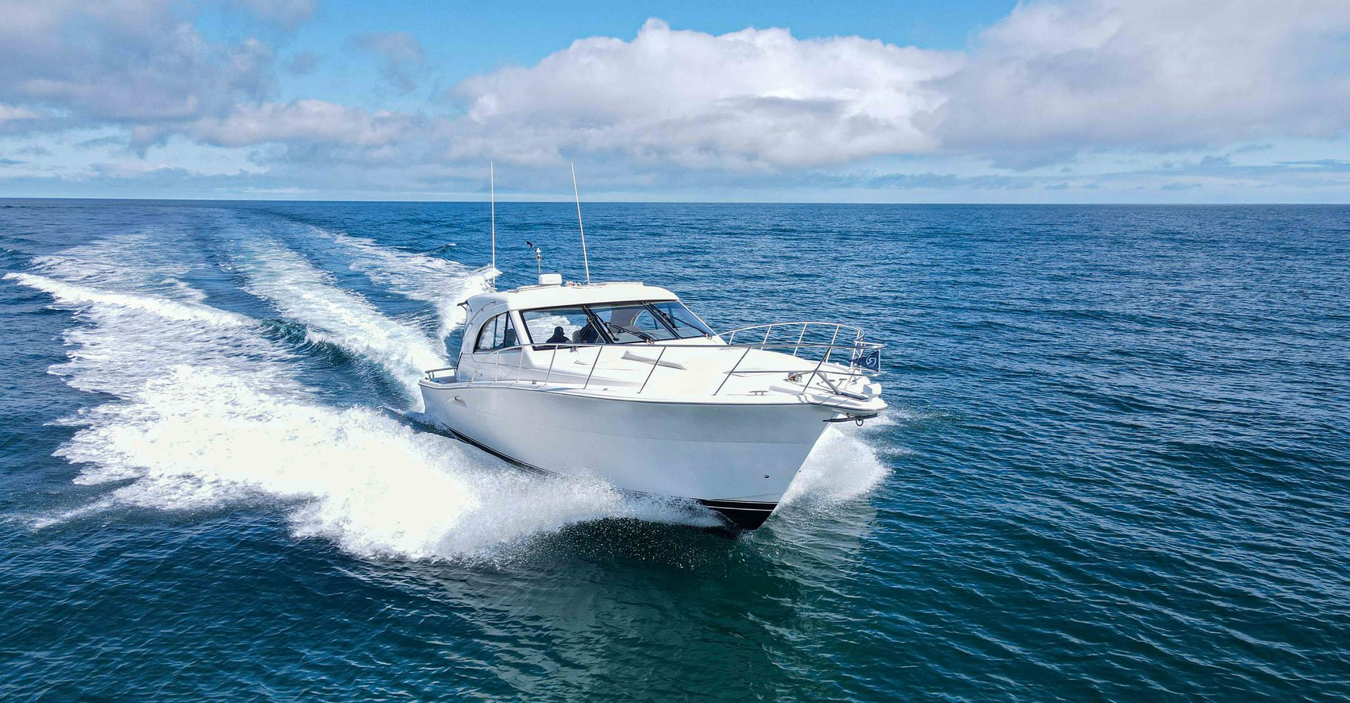 Bateau qui avance sur une grande étendu d'eau bleu