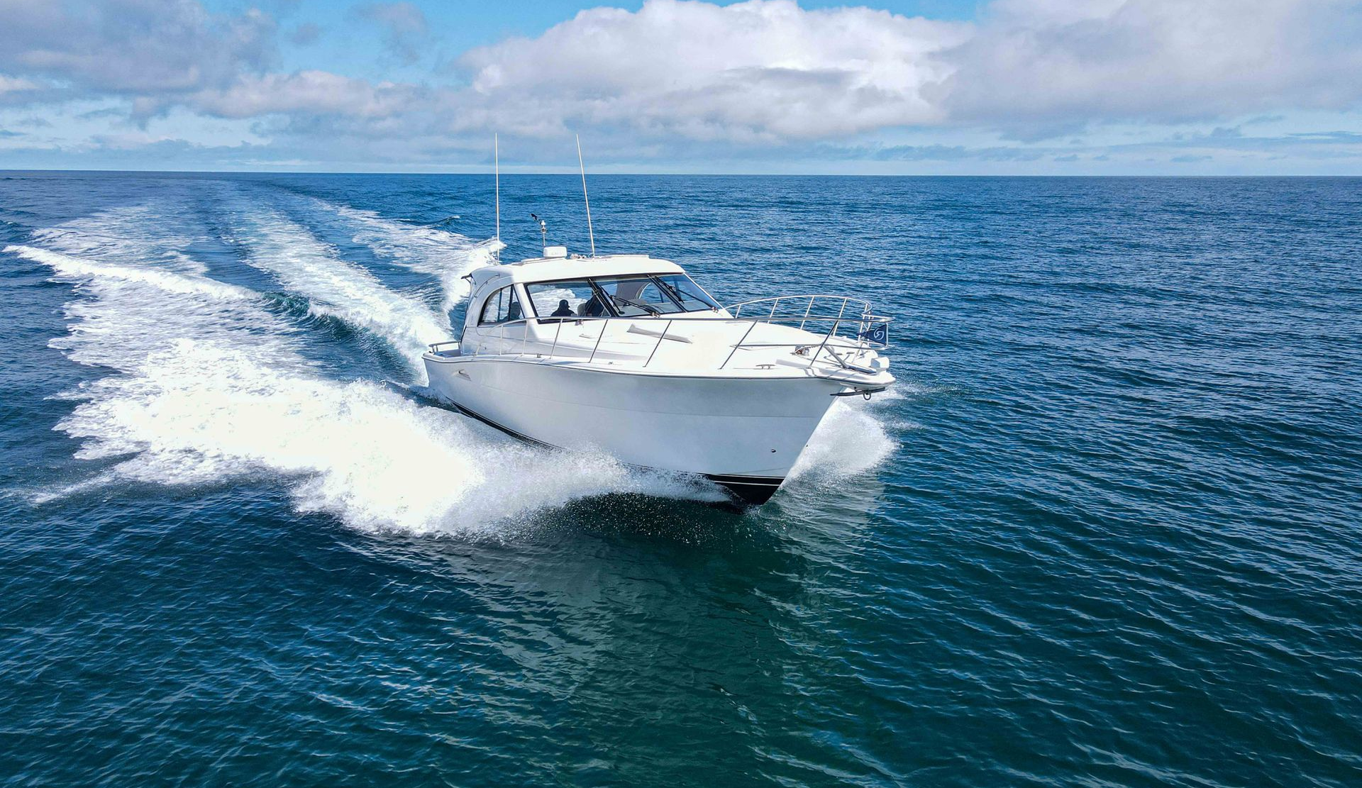 Bateau qui avance sur une grande étendu d'eau bleu