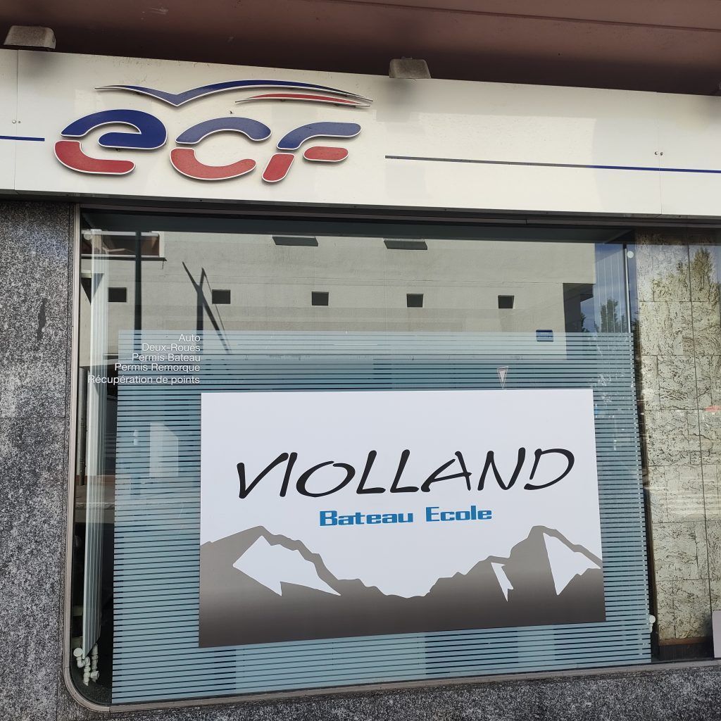 Vitrine du bateau école Violland avec un logo ecf en haut