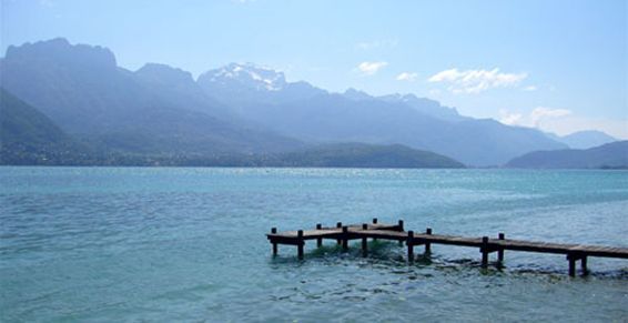 Ponton en bois sur le lac d'Annecy avec un ciel bleu