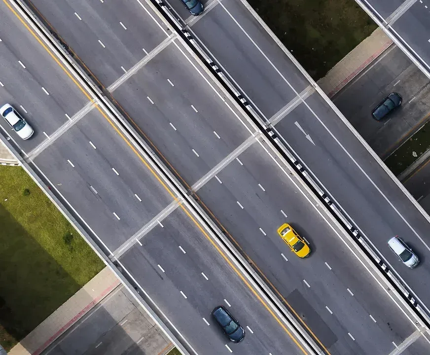 Una vista aérea de una carretera con coches en ella.