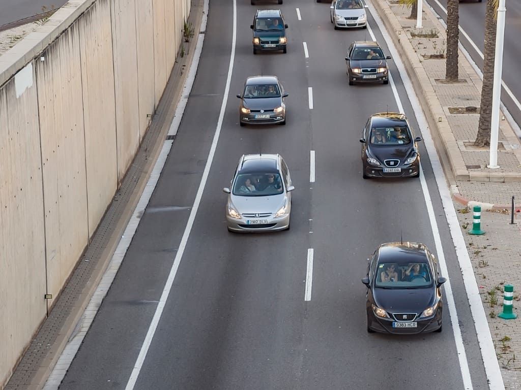 Una fila de coches circula por una autopista