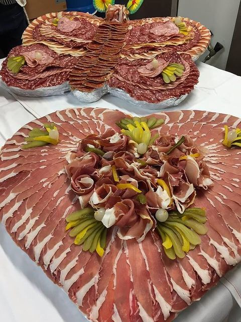 Présentation de charcuteries sur plateaux