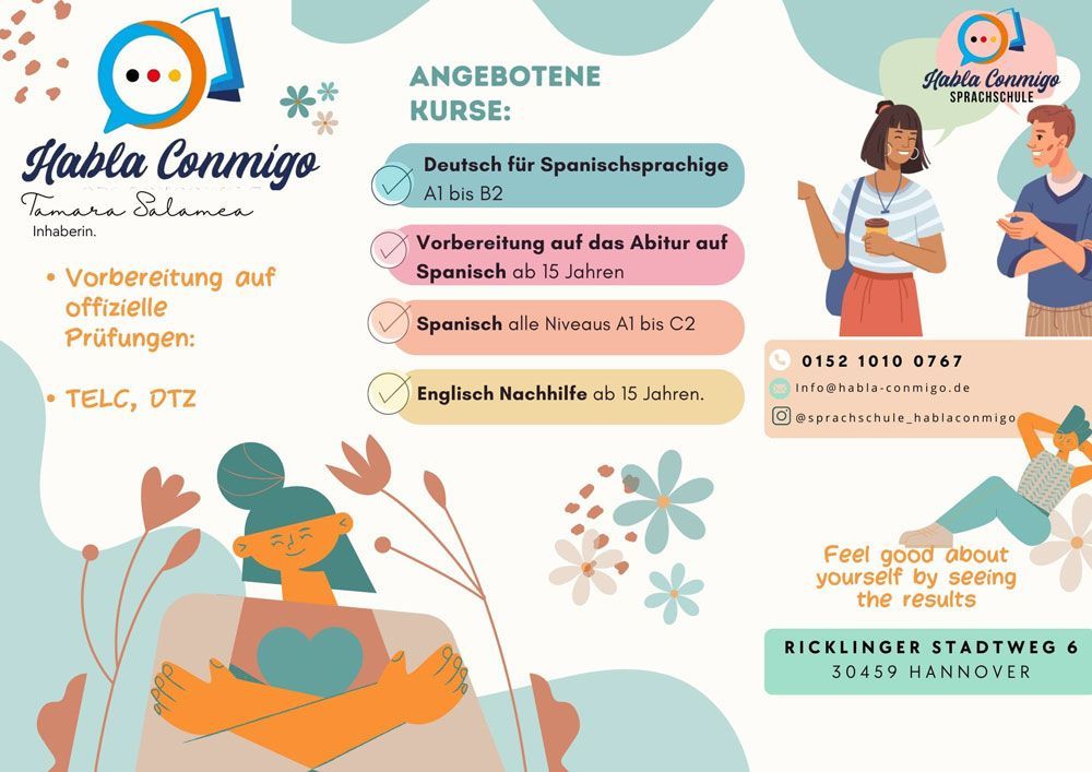 Ein Wohnzimmer mit einem Schreibtisch und Stühlen und violetten Lichtern an den Wänden.