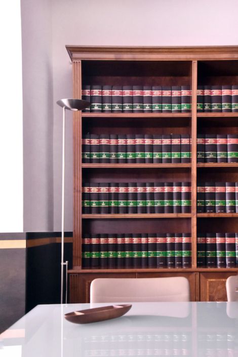 Una estantería con muchos libros encima