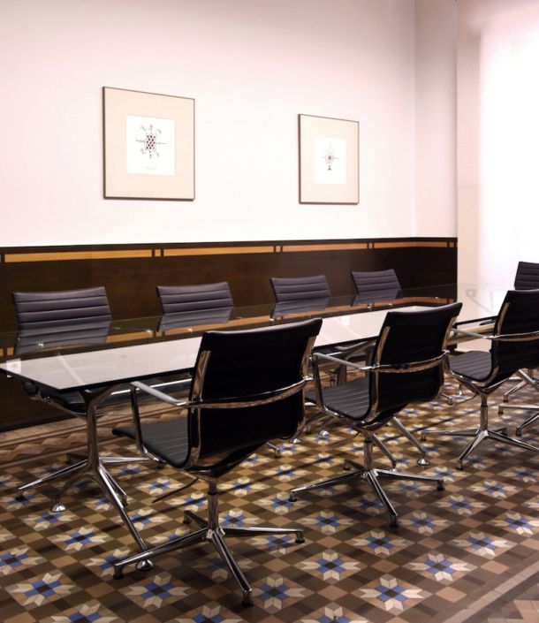 Una sala de conferencias con una mesa larga y sillas