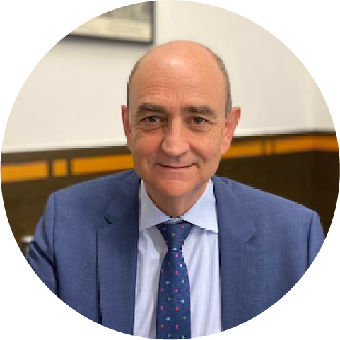 Un hombre con traje y corbata sonríe en un círculo.