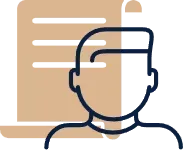 Un hombre está parado frente a un trozo de papel.