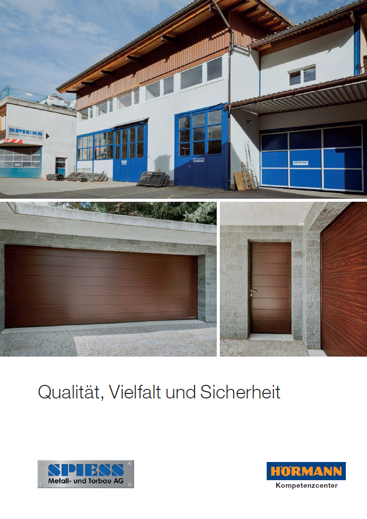 Blaue Bushaltestelle mit Bank und Schild auf einem Gehweg neben einer Straße.