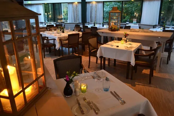 Een restaurant met tafels en stoelen en een lantaarn