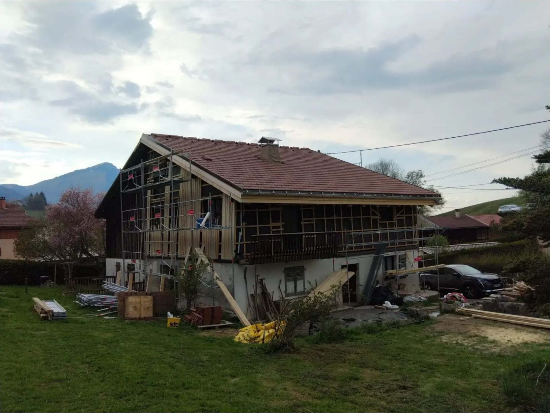 Maison en cours de rénovation avec charpente apparente.