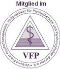 Siegel des VFP-Vereins mit Text: „Mitglied im“, Dreieck, Hermesstab und umlaufendem Text.