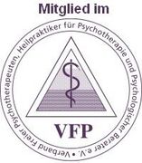 Siegel des VFP-Vereins mit Text: „Mitglied im“, Dreieck, Hermesstab und umlaufendem Text.