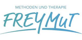 Logo mit der Aufschrift „METHODEN UND THERAPIE FREYMUT“ in Türkis und Grau mit einem blauen Schwung
