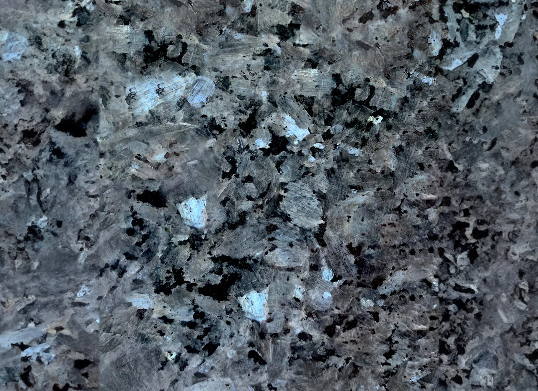 Surface en granit gris et bleu avec une surface mouchetée et texturée.
granit labrador bleu, granit de Norvège 