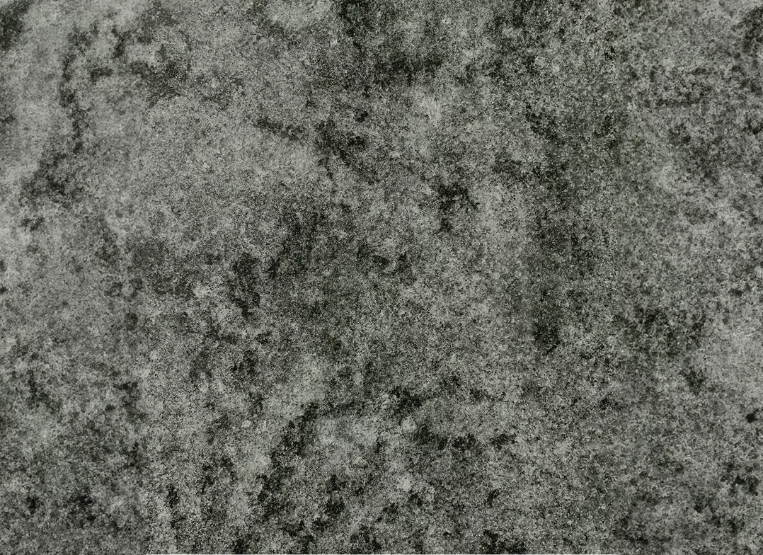 Texture de pierre marbrée grise et vert foncé. granit vert tropical, granit vert savanah, granit corcovado, granit brésil 