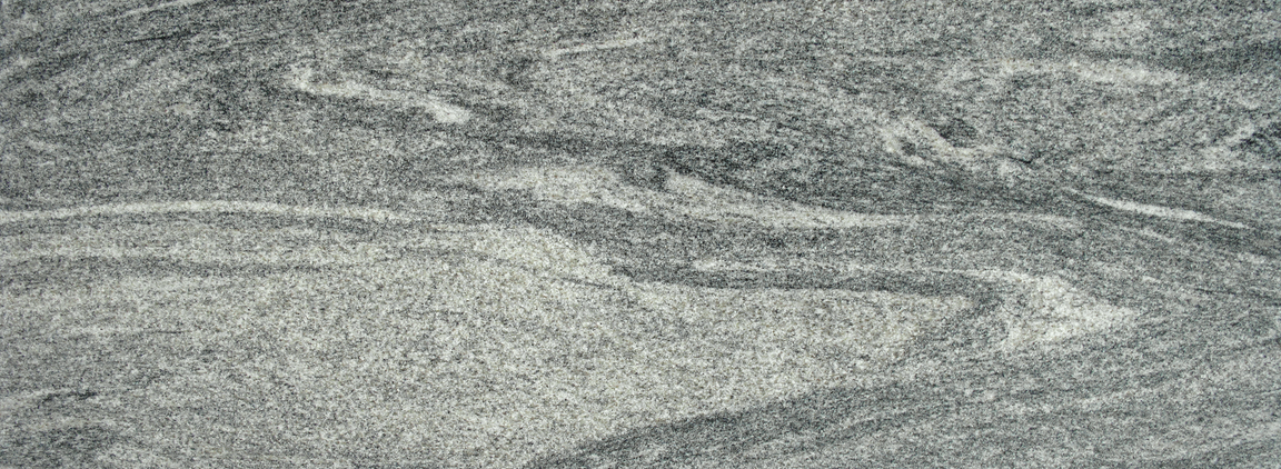 Texture de granit gris avec des motifs fluides blanc, gris clair et foncé. granit kuppa green, granit verdé marina, granit inde