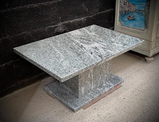 Table basse en granit avec plateau rectangulaire et base empilée, pour l'intérieur.