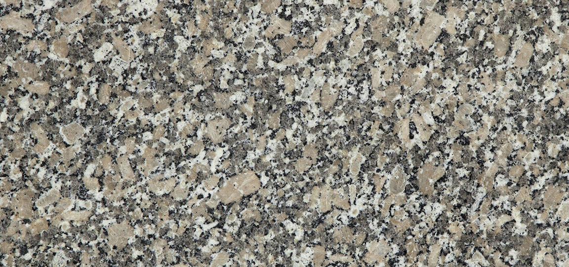 Gros plan du comptoir en granit, tacheté de taches grises, noires et beiges.
granit rose mondariz, granit d'Espagne 