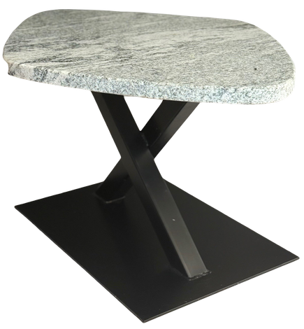 Table d'appoint avec plateau en granit et base en métal noir, dotée d'un support en forme de croix et d'un pied rectangulaire.
