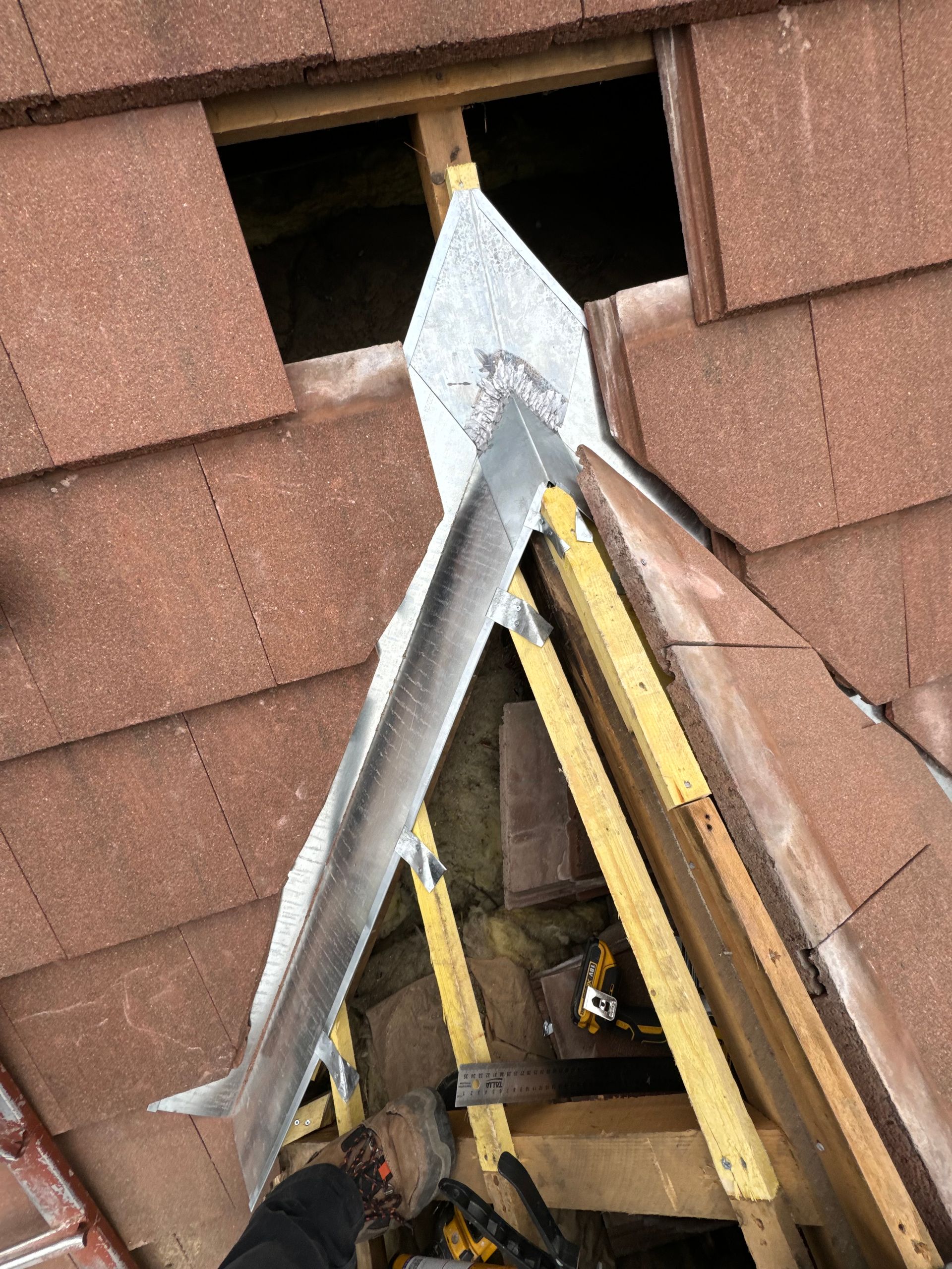 Rénovation de la partie du toit endommagée