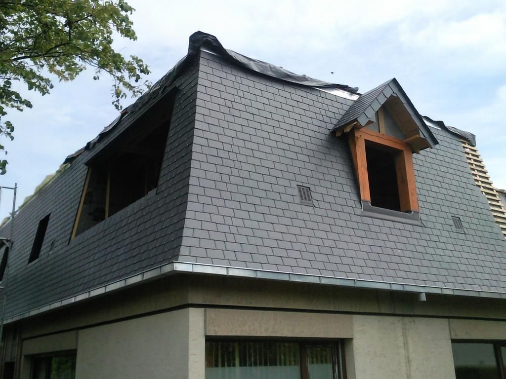 Fenêtre de toit sur une toiture en ardoise