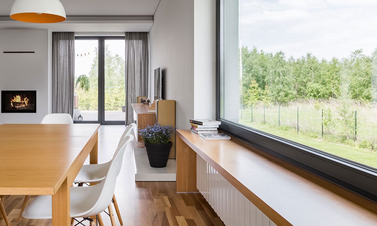 Plusieurs fenêtres en aluminium dans un salon moderne