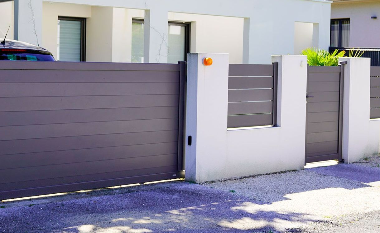 Portail et portillon devant une maison