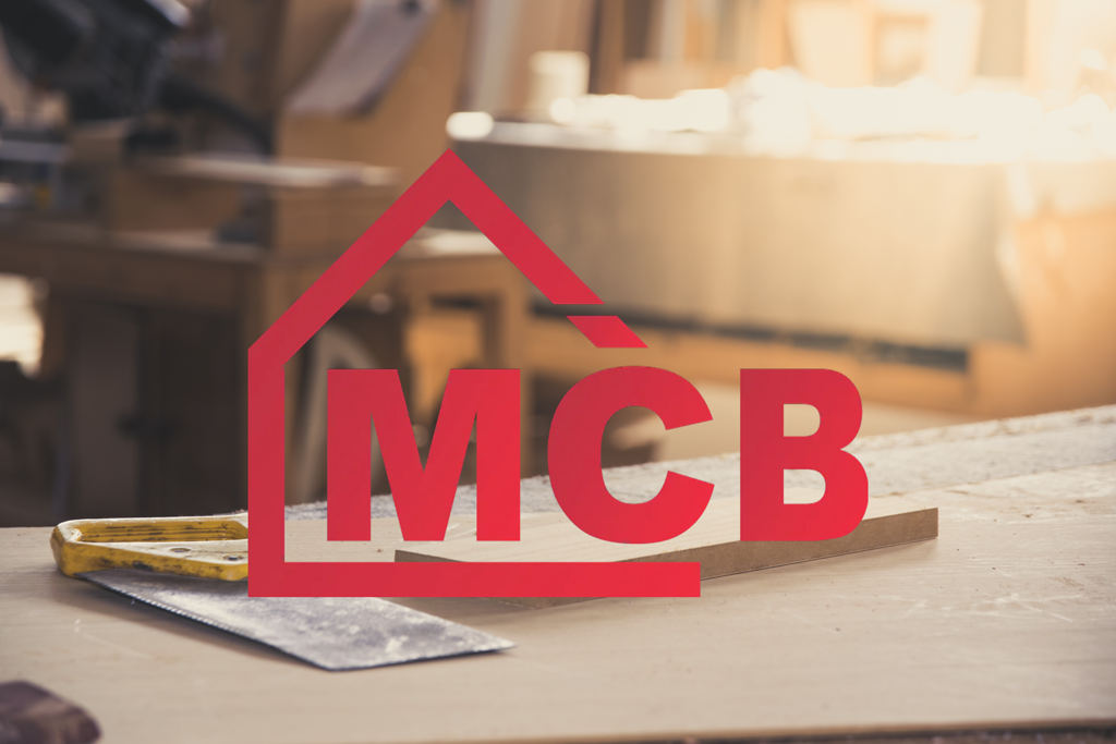 Atelier d'ébéniste-charpentier et logo MCB au centre