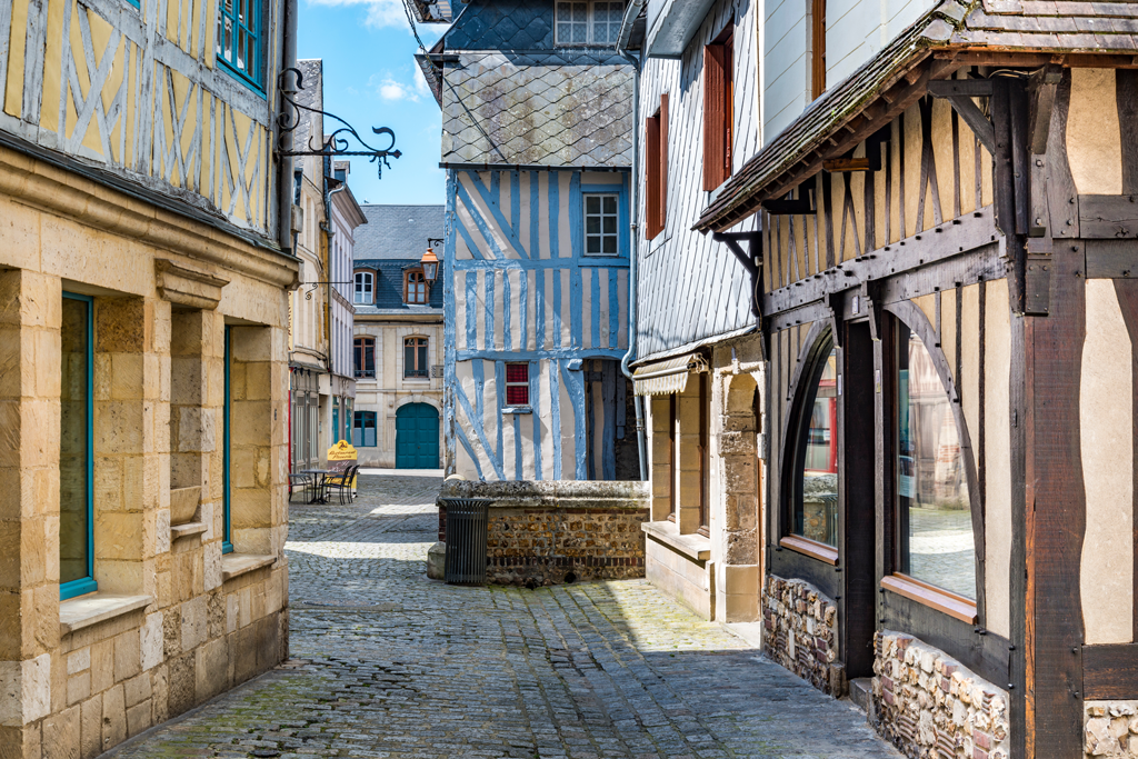 Rue de Pont-Audemer avec ses maisons à colombage
