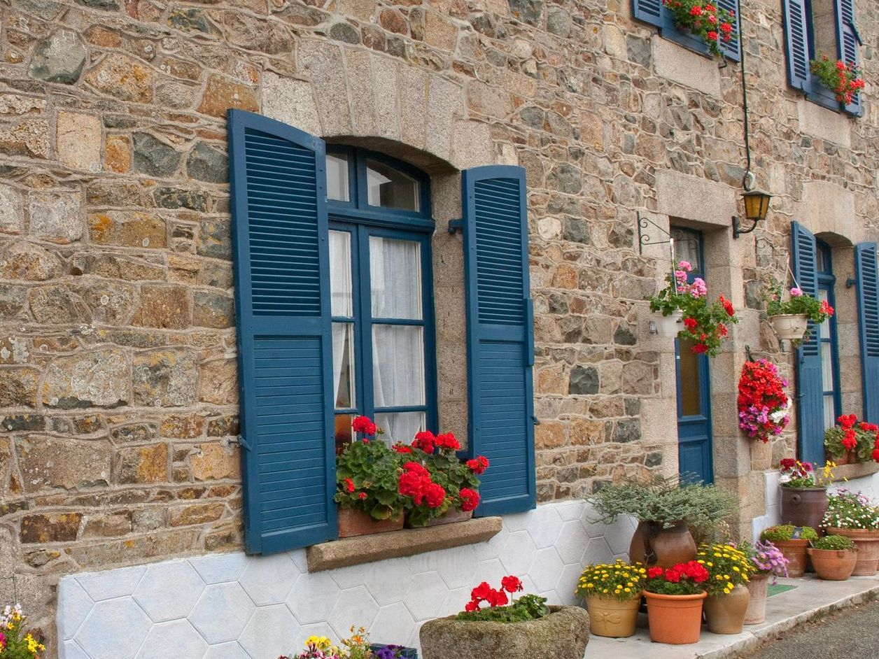 Maison normande avec fenêtres en bois
