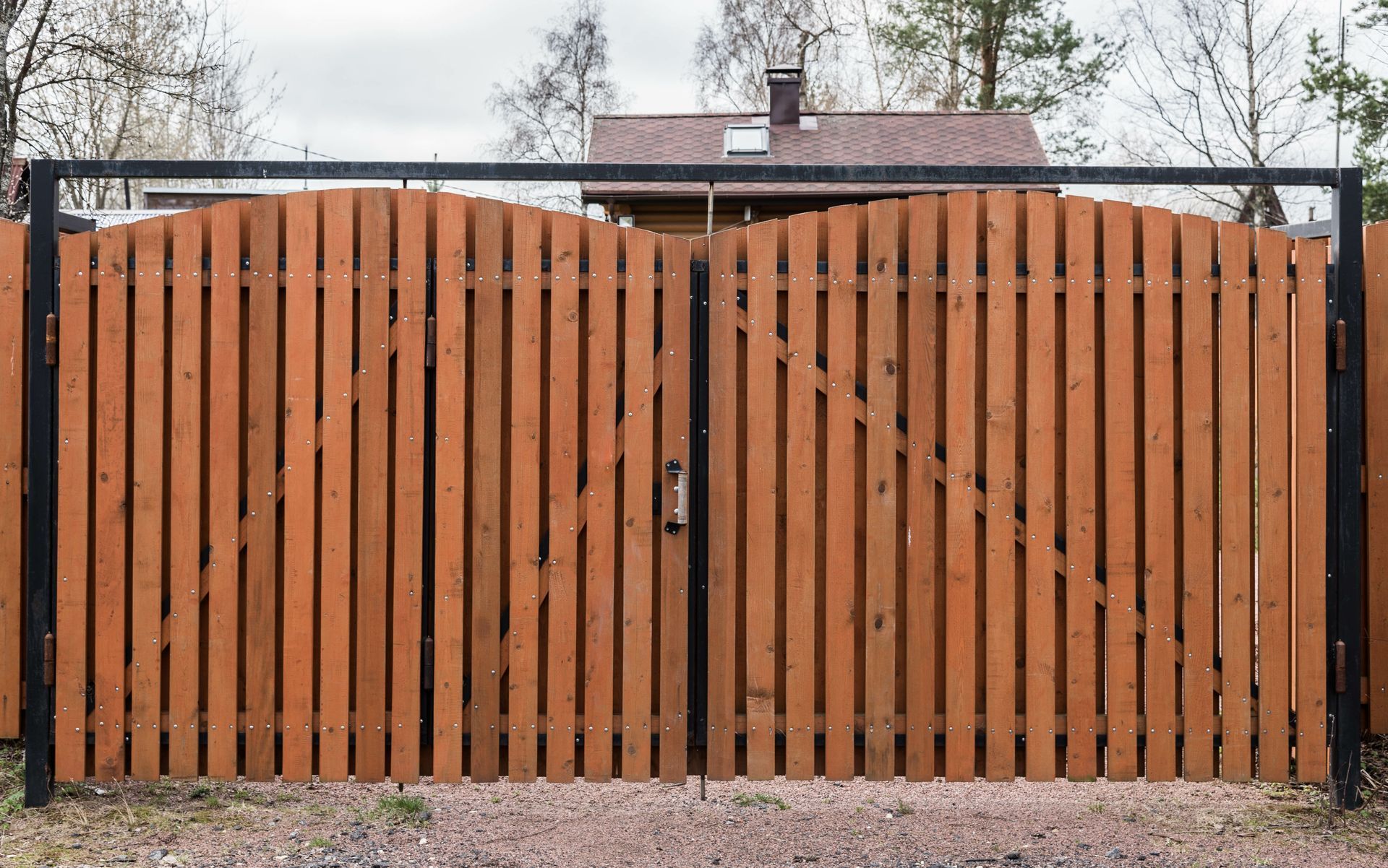 Grand portail en bois