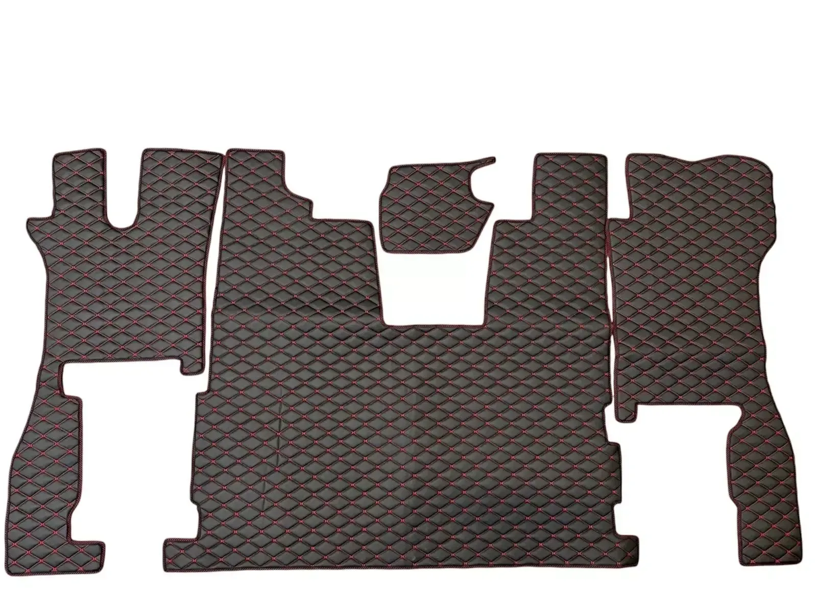 Ein Satz brauner Fußmatten auf weißem Hintergrund.