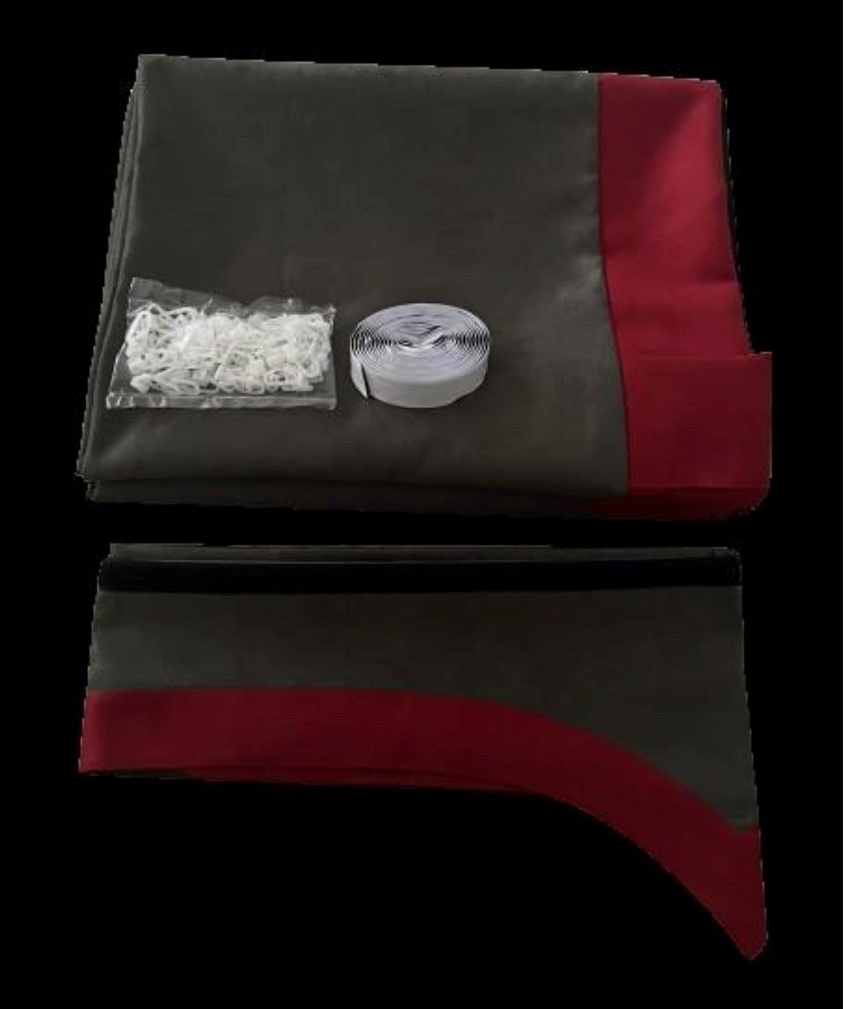 Ein Stück Stoff mit einer Tüte Knöpfe und einer Rolle Klebeband.