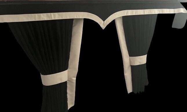 Ein Paar schwarze Vorhänge mit weißem Rand auf schwarzem Hintergrund