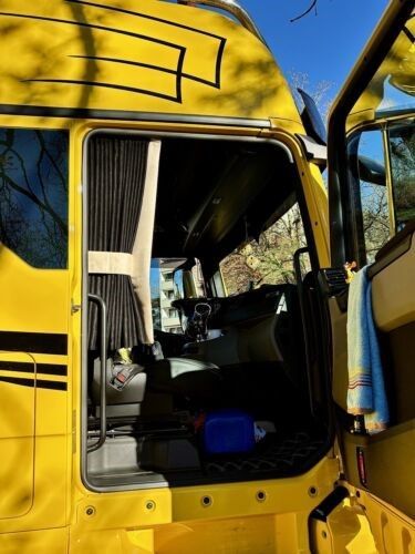 Das Innere eines gelben Lastwagens mit offener Tür.