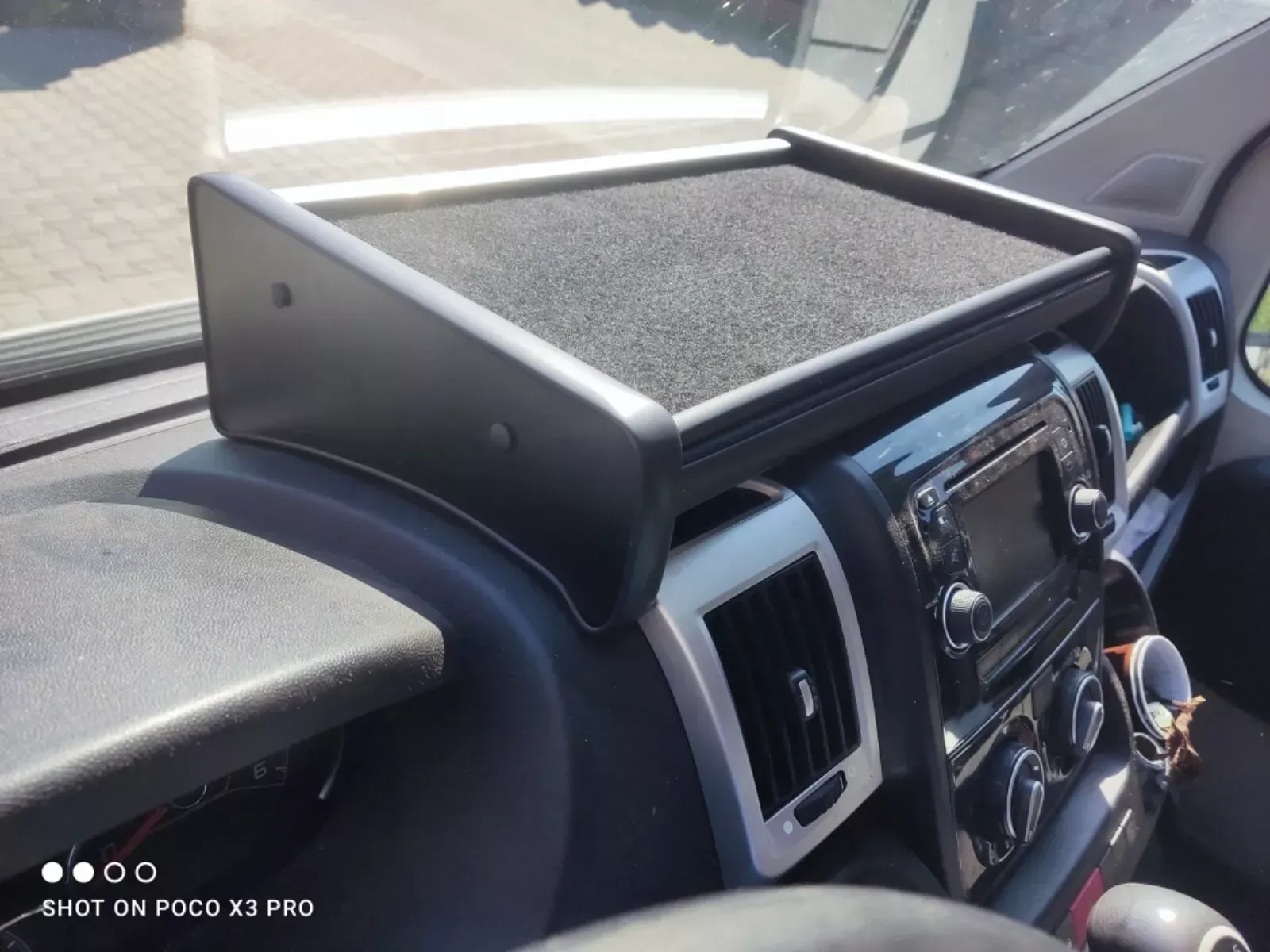 Das Armaturenbrett eines Autos mit einem Tisch darauf.